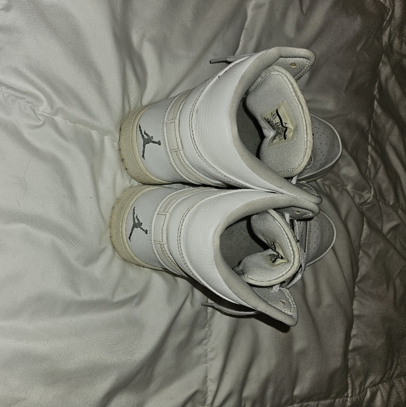 Nike 2016 Air Jordan 1's mids - Picture 3 of 3